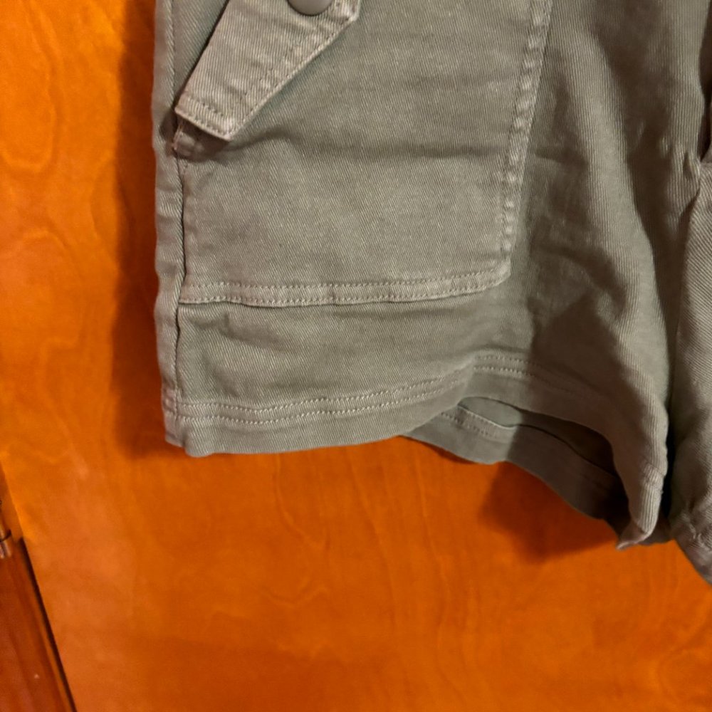 Venus‎ Green Snap Button Shorts Size 8 - Picture 7 of 14